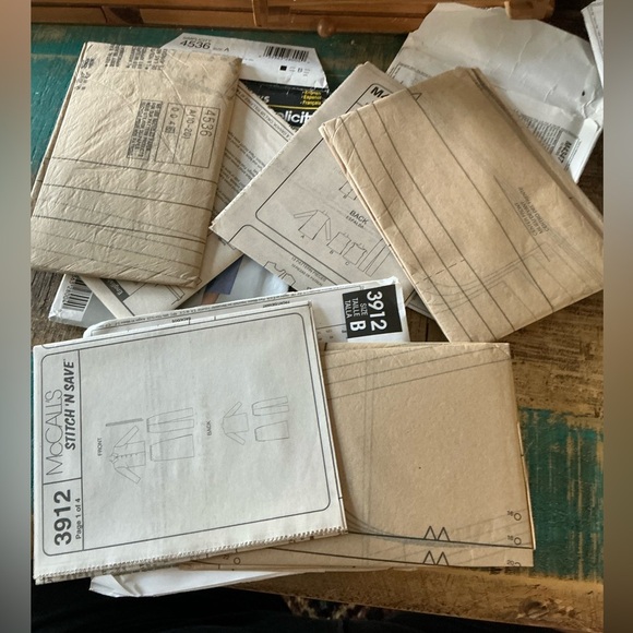 3 Patterns Clothes Never Cut! Easy Stitch 3912 & M4347 & Simplicity 4536 - Picture 3 of 3